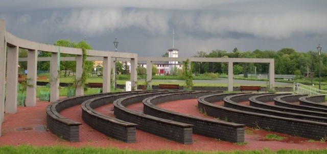 Park rekreacyjno sportowy "Zalew nad Czarną&#8221;, to jeden z trzech parków na terenie Staszowa. Znajduje się tam prawie 1,5 - hektarowy staw rybny, alejki, plac zabaw, ławeczki i scena plenerowa.