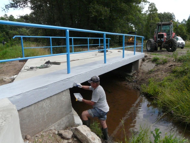Most nad potokiem, na drodze gminnej Gliniec - Brogowa został gruntownie wyremontowany i zainstalowano barierki.