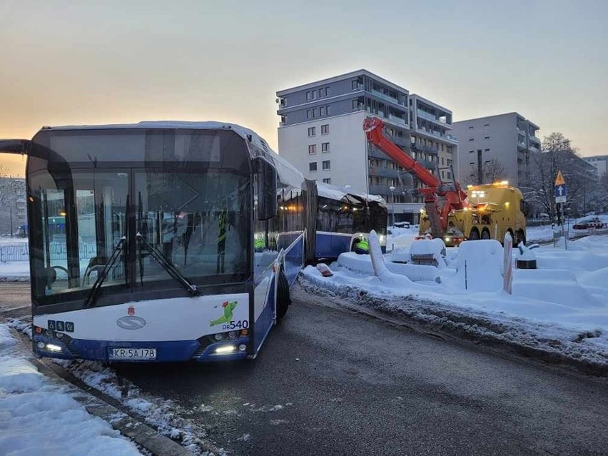 Autobus zawisł przy nowo budowanym rondzie na Krowodrzy...