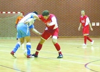 Zawodnicy MOKS Słoneczny Stok Białystok (czerwone stroje) są faworytem do zwycięstwa w turnieju o puchar prezesa SM Słoneczny Stok