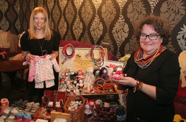 Anna Czarnecka sprzedawała dziecięce ubranka, a Joanna Wrońska laleczki na szczęście.