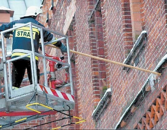 Strażacy strącali dziś sople także na kołobrzeskim ratuszu