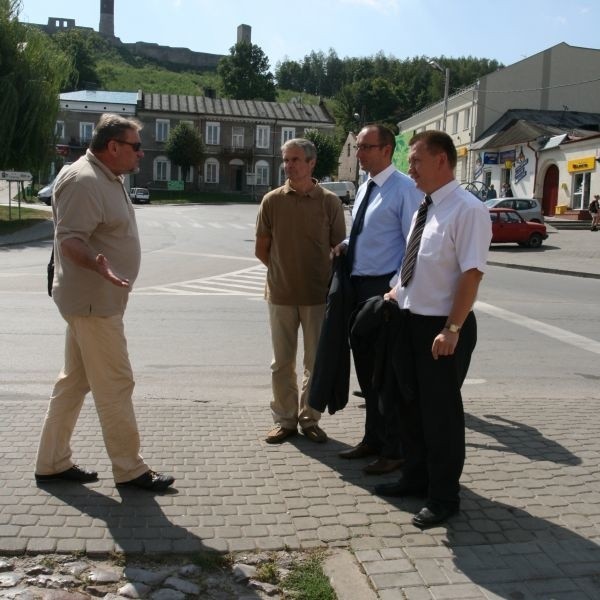 Chęcińskimi brukami zachwycał się profesor Andrzej Koss, światowej sławy specjalista od konserwacji i rewitalizacji miast, poproszony o konsultacje w sprawie Chęcin.