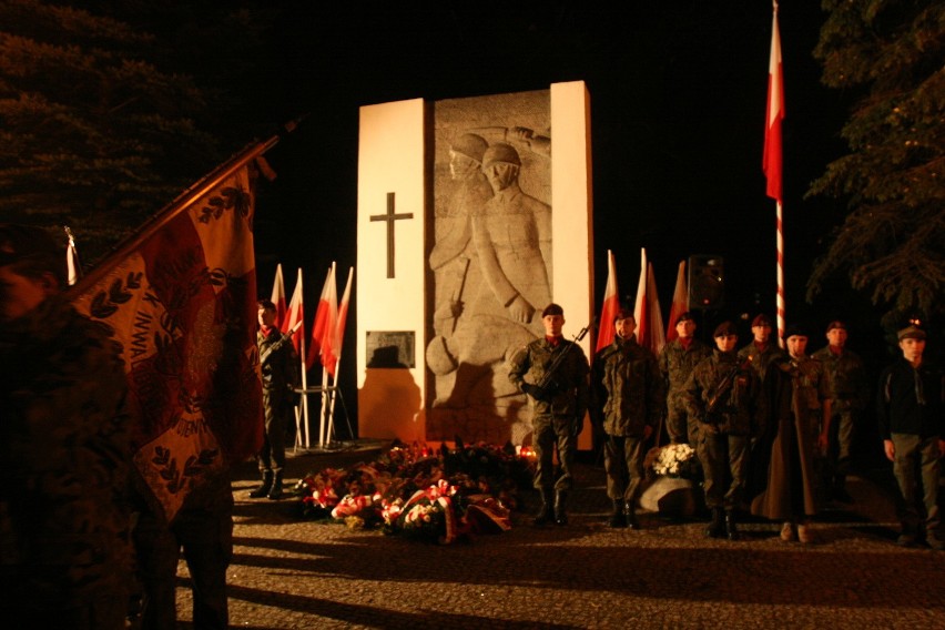 Święto Niepodległości w Bielsku-Białej: Apel Poległych na cmentarzu Wojska Polskiego