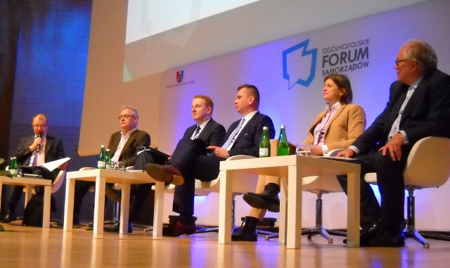 Nowa perspektywa finansowa. Jak się do niej przygotować? - to temat Sesji plenarnej III Ogólnopolskiego Forum Samorządów. Od lewej: moderator sesji Wojciech Magnowski, dyrektor Departamentu Zarządzania RPO w Urzędzie Marszałkowskim w Rzeszowie, Janusz Kahl konsul honorowy Danii, Finlandii i Islandii, prezes NordicHouse, uczestnik prac nad nową perspektywą finansową UE na lata 2021-2027, Tomasz Nowakowski – zastępca prezesa ARiMR,  Adam Hamryszczak - podsekretarz stanu w Ministerstwie Inwestycji i Rozwoju, Anna Modzelewska – z Dyrekcji Generalnej ds. Polityki Regionalnej i Miejskiej Komisji Europejskiej i prof. dr hab. Jacek Szlachta ze Szkoły Głównej Handlowej w Warszawie.