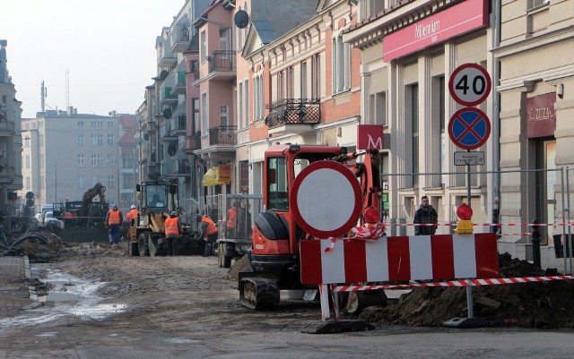 Zima zbliża się wielkimi krokami, a końca robót przy przebudowie ulicy Sienkiewicza w Grudziądzu, niestety, nie widać.