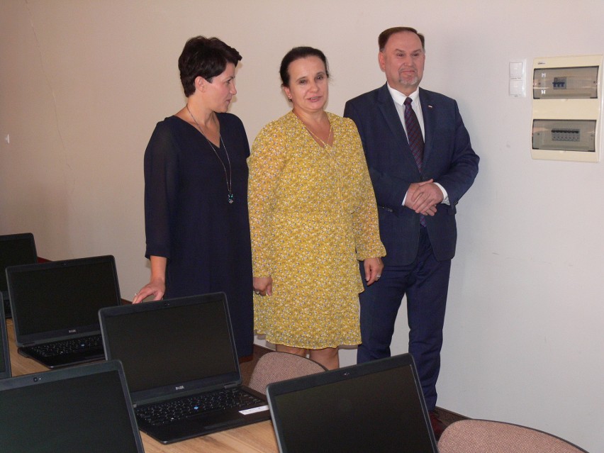 Ponad 30 laptopów w ramach programu "Zdalna Szkoła Plus" trafiło do szkół w gminie Koprzywnica [ZDJĘCIA]