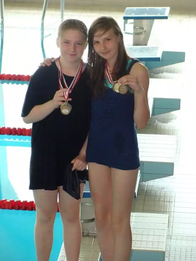 Idalia Świedzińska (z lewej) i Katarzyna Bruszewska (z prawej) zdobyły w Zambrowie po 3 medale.
