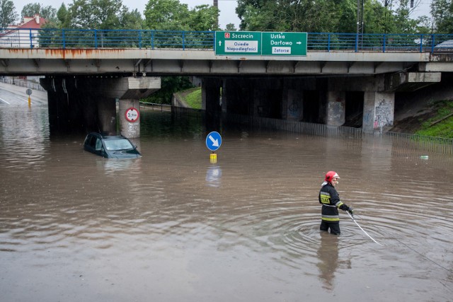 Ulewne deszcze spowodowały, że wiadukt na Szczecińskiej został zalany. We wtorek strażacy z PSP i OPS mieli ręce pełne roboty.