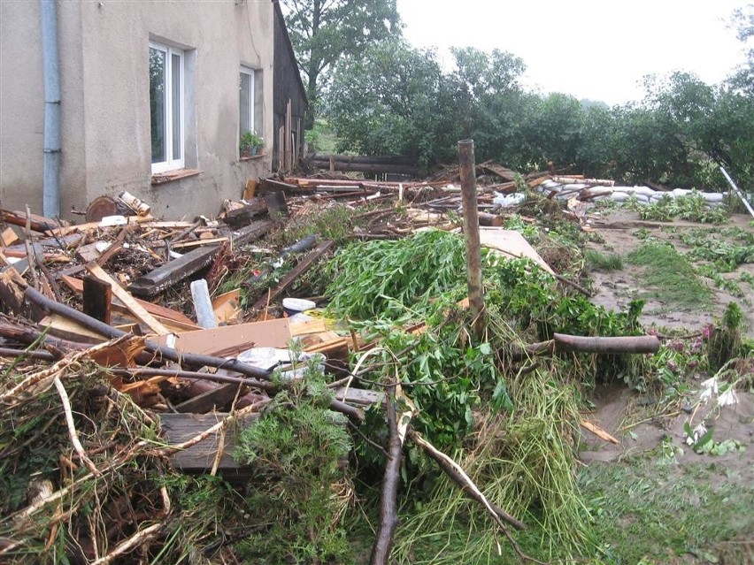 Szkody po powodzi w Dziewietlicach w gminie Paczków. Zdjecia...