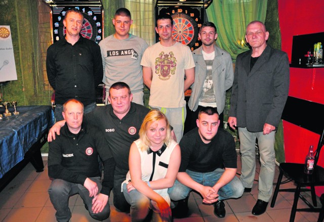 Uczestnicy i organizatorzy turnieju finałowego Skarżyskiej Ligi Darta. Zmagania najlepszych darterów odbyły się w pubie Ruczaj.