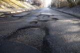 Dziurawe drogi "jak ser szwajcarski" bulwersują kierowców. Interweniują mieszkańcy spod Krakowa