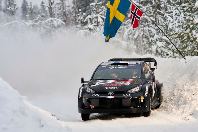 Kalle Rovanpera i jego Toyota Yaris Gazoo Racing WRT podczas pierwszego dnia zmagań w północnej Szwecji