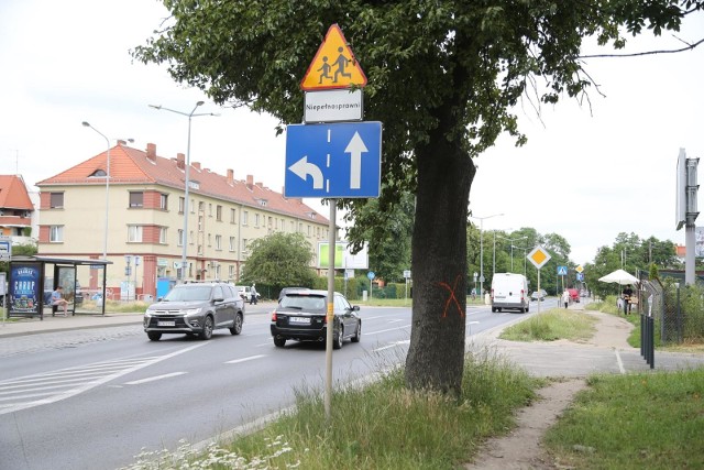 Rusza przebudowa ulic Obornickiej, Pełczyńskiej, Zajączkowskiej i Pęgowskiej w ciągu drogi wojewódzkiej nr 342 we Wrocławiu. Prace rozpoczną w weekend i spowodują utrudnienia w ruchu. Nowa organizacja ruchu zacznie obwiązywać już w nocy z piątku na sobotę.Przebudowa tych ulic potrwa 24 miesiące. Nowa organizacja ruchu ma obowiązywać przez około pół roku.Jaki będzie zakres prac? Jak pojedziemy? Sprawdźcie na kolejnych stronach.