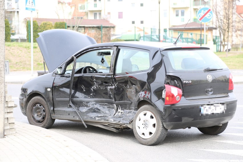 32-letni kierowca chryslera został poszkodowany wypadku, do...