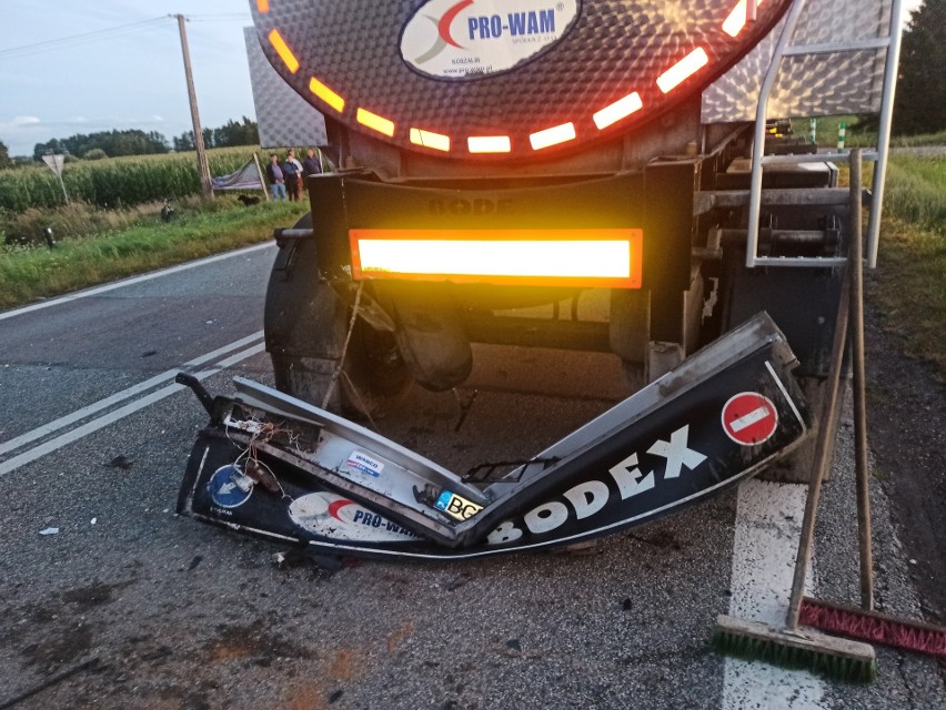 Żarnowo Pierwsze. Tragiczny wypadek na DK 61. Osobówka zderzyła się z ciężarówką. Jedna osoba nie żyje, dwie są ranne 