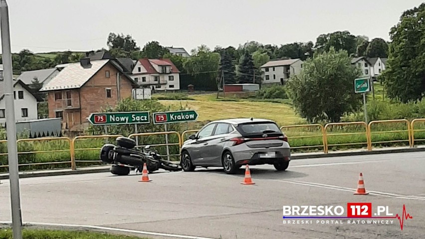 Wypadek w Gnojniku. Na drodze krajowej nr 75 zderzył się samochód osobowy i motocykl, jedna osoba ranna, są utrudnienia w ruchu. Zdjęcia