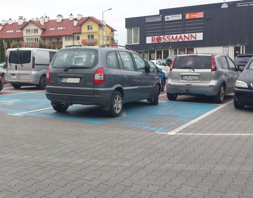 Ulica Leska, parking przed Biedronką. Opel bez zezwolenia...