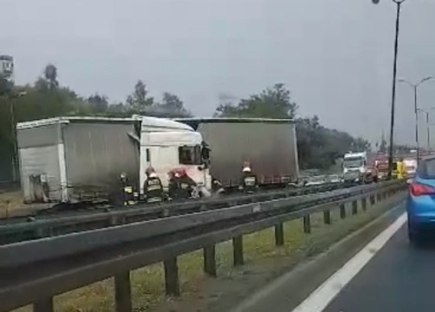 Wypadek na DTŚ w Świętochłowicach. TIR rozbił się na barierkach ZDJĘCIA Ogromne korki w stronę Gliwic