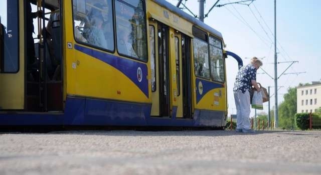 Pogotowie reporterskie. Zły stan chodnika na przystanku tramwajowym przy kaszownikuPogotowie reporterskie. Zły stan chodnika na przystanku tramwajowym przy kaszowniku