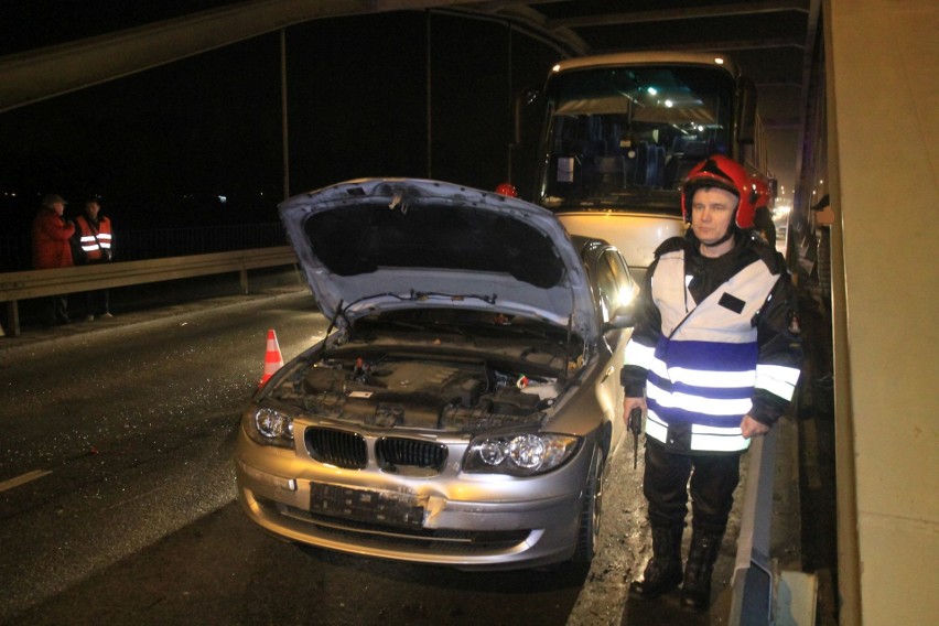 Groźny wypadek na mostach Jagiellońskich. Zderzyły się autobus i trzy auta osobowe 