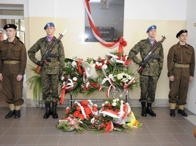 Wartę przy tablicy poświęconej patronowi szkoły zaciągnęli  żołnierze Garnizonu Bydgoszcz oraz uczniowie z grupy rekonstrukcji historycznej z ZSZ im. gen. Stanisława Maczka