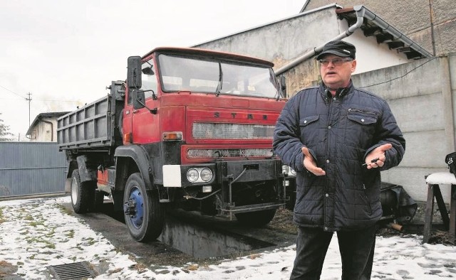 - Ściągnąłem pług z ciężarówki, bo wciąż nie mogę nią jeździć - mówi Piotr Płaczek. - Tracę na tym każdego dnia, a ZUS i urząd skarbowy i tak wyciągają ręce po pieniądze.