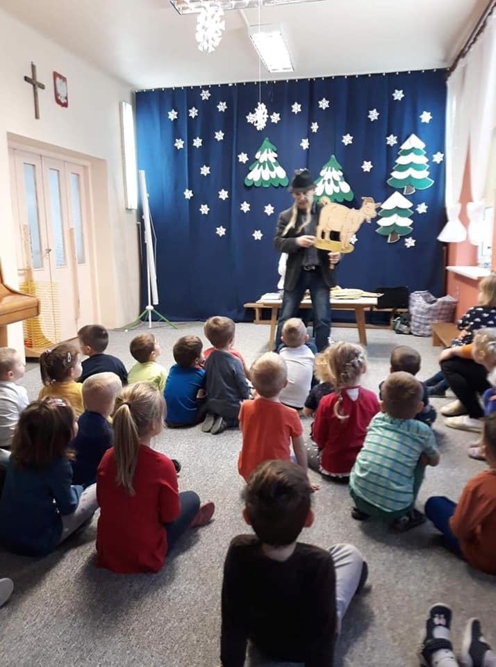 Teatralnie i książkowo w pabianickich przedszkolach ZDJĘCIA