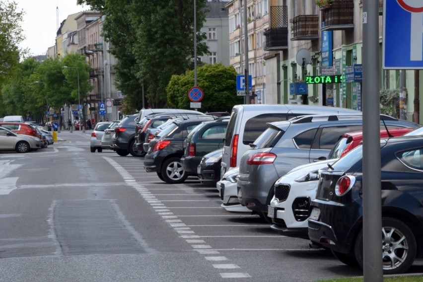 Parkowanie w centrum Kielc to gehenna, darmowe miejsca zajęte cały dzień [ZDJĘCIA]