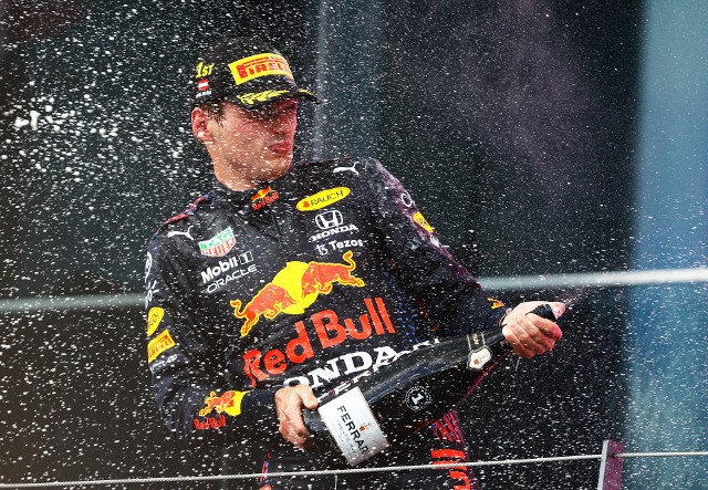 Verstappen znokautował Hamiltona w domu Red Bulla