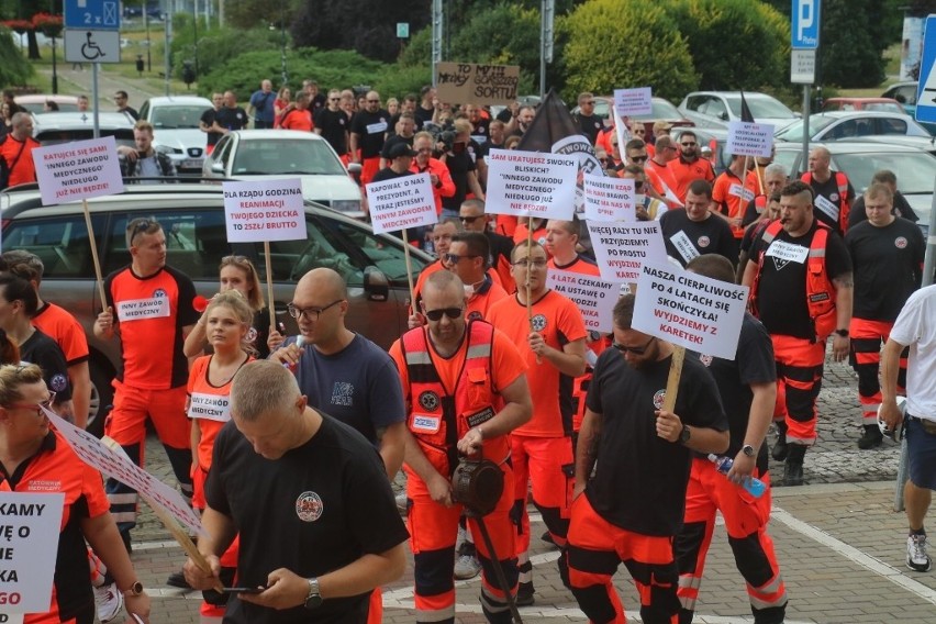 Duży protest ratowników medycznych we Wrocławiu