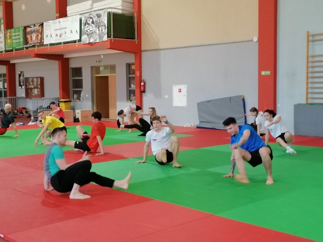 To nie przedstawiciele judo, a tylko reprezentanci skoku wzwyż z kadry narodowej. Trening mobilny prowadził Marcin Pluta (z lewej), były piłkarz słupskiego Gryfa