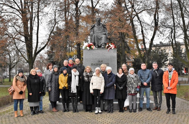 W 162. rocznicę urodzin Jana Kasprowicza symboliczna uroczystość odbyła się pod pomnikiem kujawskiego poety przy ul. Solankowej w Inowrocławiu.