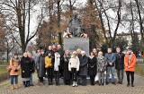 Inowrocław. Kwiaty pod pomnikiem Jana Kasprowicza, w 162 rocznicę urodzin wielkiego kujawskiego poety. Zdjęcia