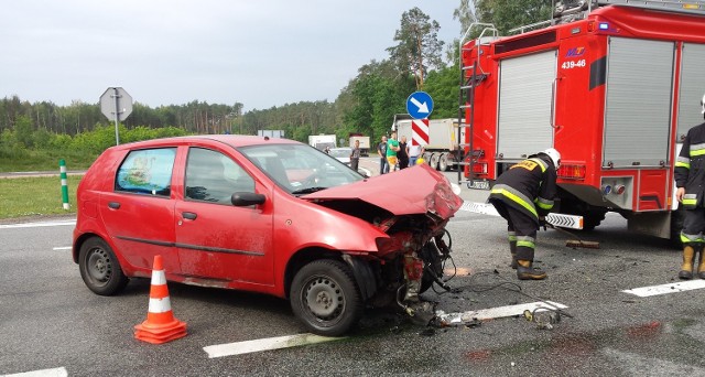 Fiat punto uszkodzony po tym, jak na skrzyżowaniu w Wiośnie w powiecie koneckim uderzył w tylne koło naczepy ciężarówki