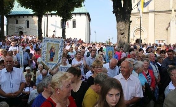 Wyjątkowy odpust w Sulisławicach i zakończenie obchodów 200-lecia diecezji sandomierskie. Przybyły tłumy ludzi i wiele...gwiazd (DUŻO ZDJĘĆ)