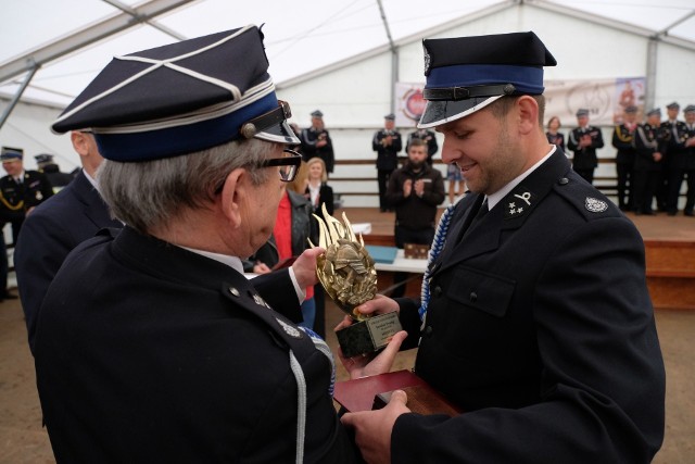 W niedzielę w Kalwarii Pacławskiej koło Przemyśla rozdaliśmy nagrody w Plebiscycie Strażak Podkarpacia 2019. Laureaci etapu powiatowego i wojewódzkiego odebrali wyróżnienia podczas wojewódzkich obchodów Dnia Strażaka OSP.Janusz Konieczny, wiceprezes Zarządu Głównego OSP, podziękował druhom za ich poświęcenie. - Ochotnicze Straże Pożarne zrzeszają ludzi pragnących pomagać innym - mówił podczas uroczystości. Przytaczając liczbę pożarów  na Podkarpaciu,  w gaszeniu których pomagali druhowie OSP podkreślał: - OSP były i nadal są potrzebne. Z okazji święta druhowie odebrali medale państwowe, odznaczenie swojej formacji, a także medale, statuetki i nagrody od „Nowin”, które wywalczyli w ramach plebiscytu na Strażaka OSP Roku i Jednostkę OSP Roku. Wyróżnienia wręczał redaktor naczelny GC Nowiny Stanisław Sowa.W marcu i w kwietniu pierwszy etap plebiscytu strażackiego został przeprowadzony we wszystkich powiatach w Polsce. W każdym regionie zwycięzcy  awansowali do drugiego etapu, w którym w każdym województwie wybrano Strażaków Roku, Jednostki OSP Roku i Młodzieżowe Drużyny Pożarnicze Roku. Laureaci z województw nie tylko zdobyli wojewódzkie tytuły, lecz także awansowali do ogólnopolskiego finału plebiscytu. Zachowali przy tym wszystkie głosy zdobyte dotychczas w powiecie i w województwie. W ramach plebiscytu w województwie podkarpackim nagrodziliśmy w sumie 21 jednostek OSP i 21 strażaków OSP, zwycięzców etapu powiatowego. Ponadto laureatów finału wojewódzkiego, w tym także Młodzieżowe Drużyny Pożarnicze, które zdobyły największą liczbę głosów w regionie. Laureaci otrzymali nie tylko nagrody finansowe, ale także rzeczowe. Zwycięzca etapu wojewódzkiego w kategorii Strażak OSP Roku na Podkarpaciu otrzymał m.in. nagrodę finansową w wysokości 3000 złotych,  zaproszenie na kolację dla dwóch osób w Hotelu Ambasadorskim  i dwuosobowe zaproszenie na galę konkursu FLORIANY 2019 w Warszawie. Z kolei strażacy, którzy w wojewódzkim etapie zajęli drugie i trzecie miejsce otrzymali m.in. zaproszenia na kolacje dla dwóch osób w Hotelu Ambasadorskim i nagrody finansowe 2000 złotych i 1000 zł.Zwycięzcy w kategorii Jednostka OSP Roku  na Podkarpaciu wręczyliśmy  m.in. nagrodę finansową 3000 złotych, sprężarkę i dwuosobowe zaproszenie na galę konkursu FLORIANY 2019 w Warszawie.  Jednostki OSP, które zajęły drugie i trzecie miejsce otrzymały kolejno: 2 tys. zł i spawarkę,  1 tys. złotych i nożyce akumulatorowe.Zdobywca tytułu Młodzieżowej Drużyny Pożarniczej Roku Podkarpacia dostał  nagrodę finansową 1000 złotych, 25 podwójnych zaproszeń  na tor kartingowy RESKART w Rzeszowie. A MDP, które zdobyły drugie i trzecie miejsce nagrody finansowe  600 złotych i 400 złotych. Zwycięzcy etapu wojewódzkiego reprezentują teraz Podkarpacie w finale ogólnopolskim strażackiego plebiscytu, który rozpoczęliśmy 4 maja. Są to Jarosław Twaróg z OSP Jaszczew, zwycięzca w kategorii Strażak OSP Roku na Podkarpaciu, OSP Połomia, zwycięzca w kategorii Jednostka OSP Roku w naszym województwie oraz Młodzieżowa Drużyna Pożarnicza Hermanowa, zwycięzca etapu wojewódzkiego. Głosowanie w finale ogólnopolskim zakończymy 14 maja. Nasz plebiscyt organizujemy wspólnie z Zarządem Wojewódzkim Związku Ochotniczych Straży Pożarnych RP. Tegorocznej edycji patronuje Waldemar Pawlak, prezes Zarządu Głównego ZOSP RP. Będziemy obecni na wielkiej gali konkursu FLORIANY 2019.  Strażackie Oscary są wręczane podczas uroczystej gali, która odbędzie się w sobotę, 18 maja, w Warszawie. To największe wydarzenie i święto ZOSP RP w Polsce. Na galę przybywają setki gości z całego kraju. W tym roku, oprócz laureatów konkursu FLORIANY 2019 na scenie zostaną nagrodzeni także laureaci naszego plebiscytu - zwycięzcy z każdego województwa w kategoriach Strażak Ochotnik Roku i Jednostka OSP Roku oraz trzy młodzieżowe drużyny pożarnicze, które zdobędą najwięcej głosów w ogólnopolskim finale plebiscytu. Głosowanie w finale ogólnopolskim już trwa. Zostaną w nim przyznane tytuły Strażak Roku Polski 2019, Jednostka OSP Roku Polski 2019 oraz Młodzieżowa Drużyna Pożarnicza Roku Polski 2019. Wśród finalistów są reprezentanci naszego województwa. Zagłosuj i pomóż im zdobyć główne tytuły i nagrody finansowe!Wyniki Plebiscytu Strażak Roku na Podkarpaciu!