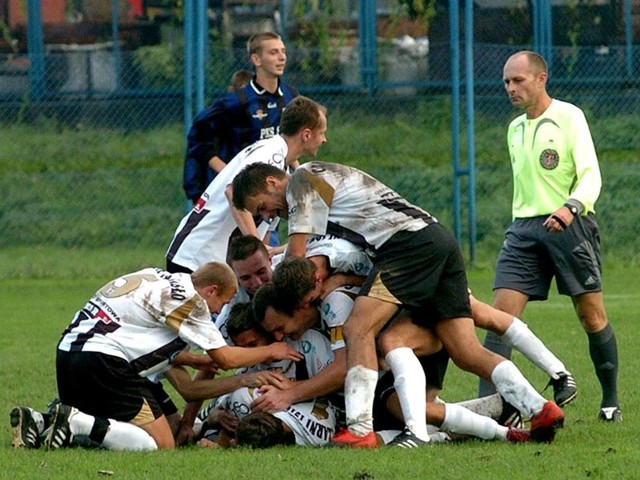 Tak cieszyli się jaślanie, gdy jesienią pokonali JKS. Kto będzie miał więcej powodów do radości w rundzie wiosennej?