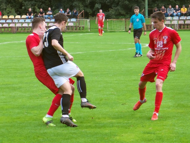 Orzeł Przeworsk (czerwone stroje) zremisował z Piastem Tuczempy.