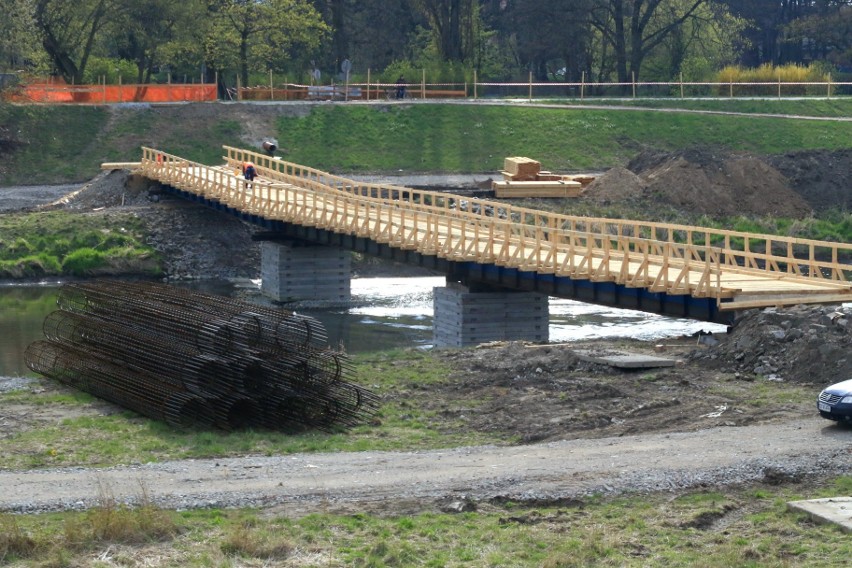 Obok istniejących Mostów Chrobrego we Wrocławiu, nad Odrą...