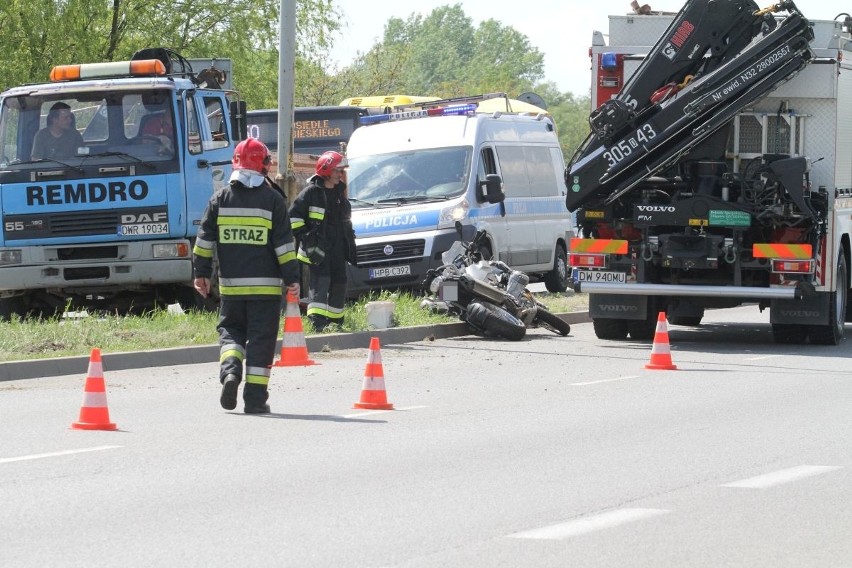 Wypadek na al. Sobieskiego. Motocyklista w ciężkim stanie