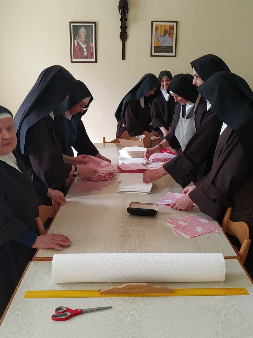 Siostry Karmelitanki Dzieciątka Jezus z Łodzi i z Ksawerowa szyją maseczki dla szpitala w Zgierzu