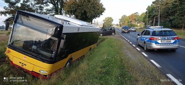 Ponad 2 promile alkoholu w organizmie miał kierowca miejskiego autobusu MPK w Opocznie, który wjechał do rowu. Autobusem podróżowały dwie osoby, na szczęście nikomu nic się nie stało.