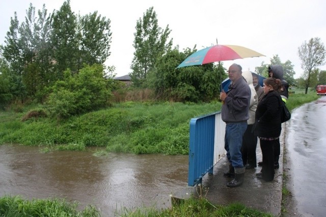 Podwyzszony poziom wody odnotowano na rzece Stobrawie przy ul. Poniatowskiego w Kluczborku, przy Kujakowickim Potoku na ul. Klasztornej w Kluczborku oraz na Strudze w Smardach.