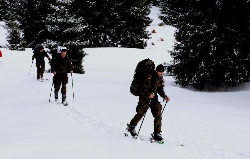 Military Ski Patrol - biegi na nartach z ciężkimi plecakami