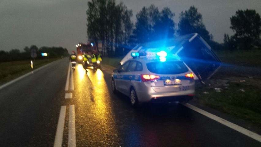 Jasionna w powiecie jędrzejowskim. Wypadek autobusu. 15 osób rannych