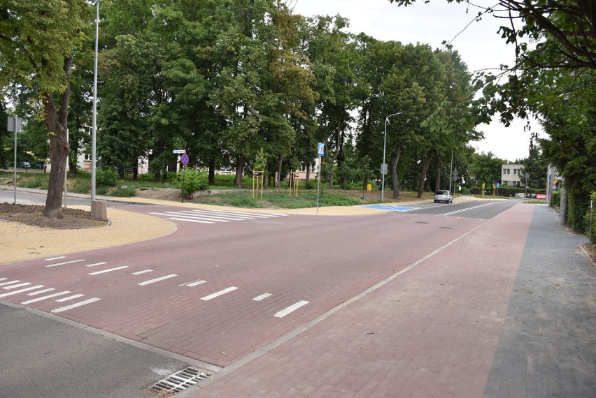 Po remoncie Nowowiejskiego w Malborku mieszkańcy wytykają drogowe absurdy. "Koperta" na chodniku i znak na środku ścieżki rowerowej