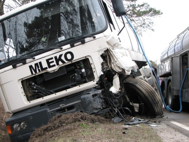 Skoda octavia czołowo zderzyła się z cysterną