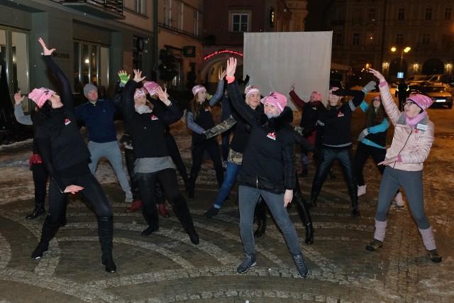 &bdquo;One Billion Rising&rdquo; (po polsku &bdquo;Nazywam się Miliard&rdquo;) to og&oacute;lnoświatowy protest w formie tańca, kt&oacute;ry zwraca uwagę na przemoc wobec dziewcząt i kobiet, przede wszystkim na najbardziej drastyczny, wciąż lekceważony jej przejaw &ndash; przemoc seksualną. W tym roku akcją przeniesiono na poziom lokalny.- Samorządy mają niezwykle istotną rolę do odegrania w przeciwdziałaniu i zwalczaniu przemocy wobec kobiet. Nikt lepiej nie zna potrzeb i problem&oacute;w swojej społeczności i to one mogą najskuteczniej zadziałać &ndash; m&oacute;wi Anna Grad-Mizgała, organizator akcji w Przemyślu.- To okazja do zaapelowania do lokalnych decydentek i decydent&oacute;w, by temat przemocy wobec kobiet i dziewcząt stał się dla nich jednym z priorytetowych działań. To także apel do kandydatek i kandydat&oacute;w w wyborach samorządowych, by kwestie przemocy wobec kobiet włączyli do swoich wyborczych program&oacute;w. Chcemy pokazać, że przemoc wobec kobiet dzieje się tu i teraz, obok nas &ndash; u naszych sąsiad&oacute;w, przyjaci&oacute;ł i znajomych, na naszej ulicy, podw&oacute;rku, domu. Problem przemocy wobec kobiet jest naszym lokalnym problemem.Przemyśl był jednym z 90 miast w Polsce, kt&oacute;re wzięły udział w akcji One Billion Rising.Zobacz także: One Bilion Rising w Rzeszowie. Zatańczyli na Rynku przeciw przemocy&lt;script class=&quot;XlinkEmbedScript&quot; data-width=&quot;640&quot; data-height=&quot;360&quot; data-url=&quot;//get.x-link.pl/ab7658d5-fd88-433c-2d53-df701fa35508,aa3417be-c8a0-adc7-c066-9fe5f46b89a8,embed.html&quot; type=&quot;application/javascript&quot; src=&quot;//prodxnews1blob.blob.core.windows.net/cdn/js/xlink-i.js?v1&quot;&gt;&lt;/script&gt;