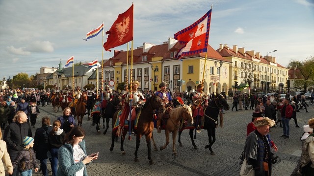 Niedzielna parada to element szerszych uroczystości, które mają trwać aż do września 2022 r., kiedy to przypada 333. rocznica urodzin hetmana.